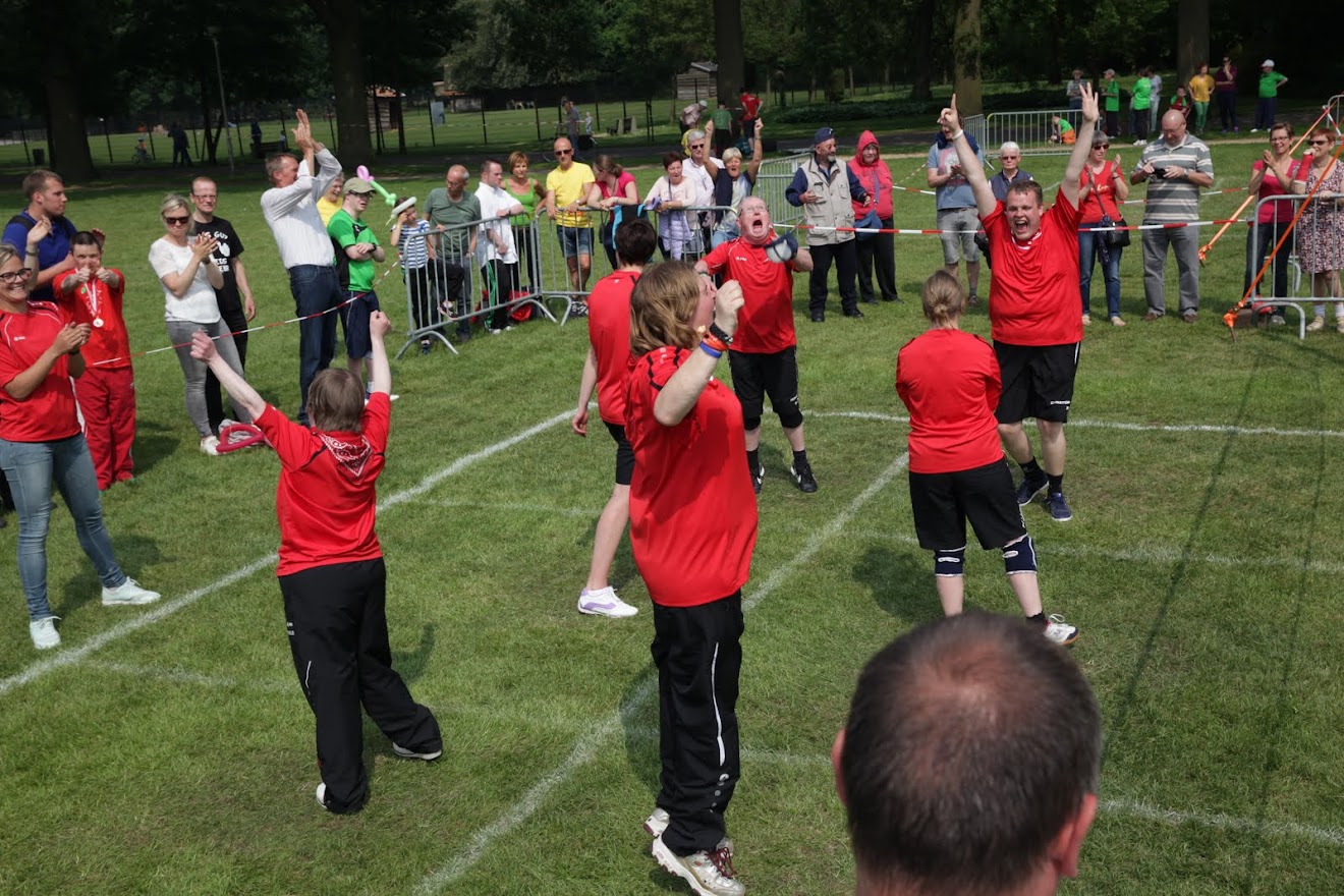 Sporters spelen netbal bij Nekarea